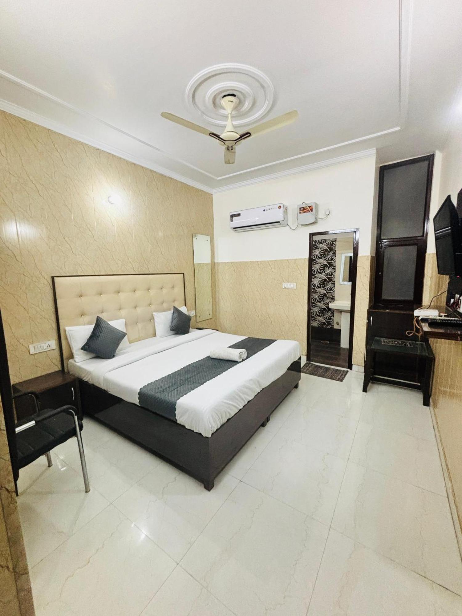 Hotel Kb Square Near Chandigarh Railway Station Værelse billede