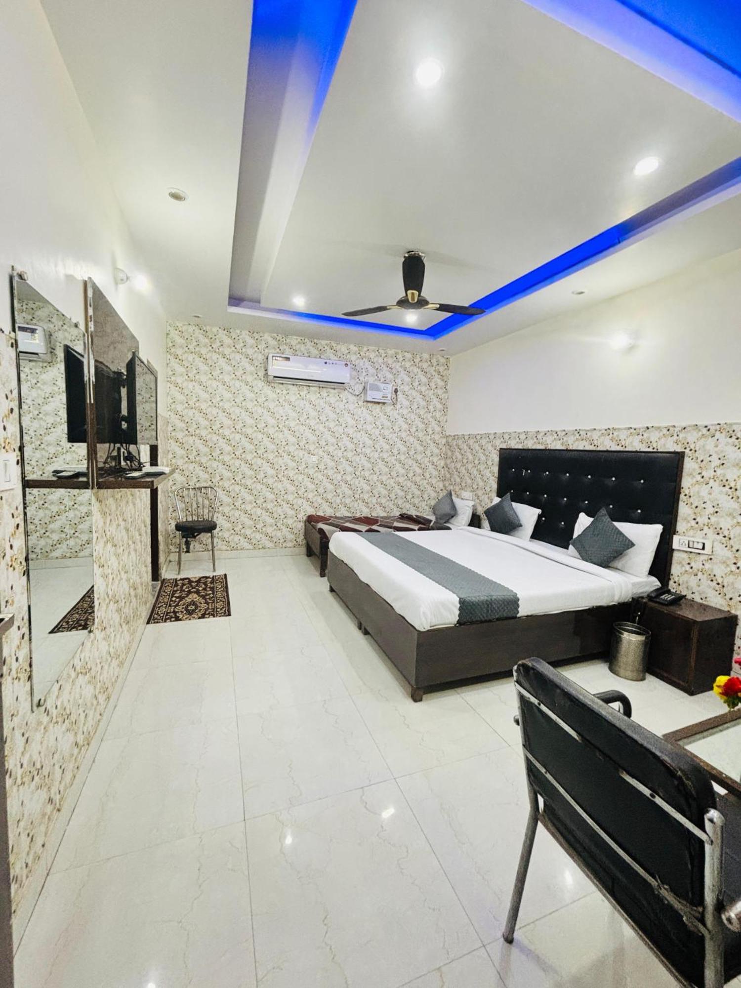 Hotel Kb Square Near Chandigarh Railway Station Værelse billede