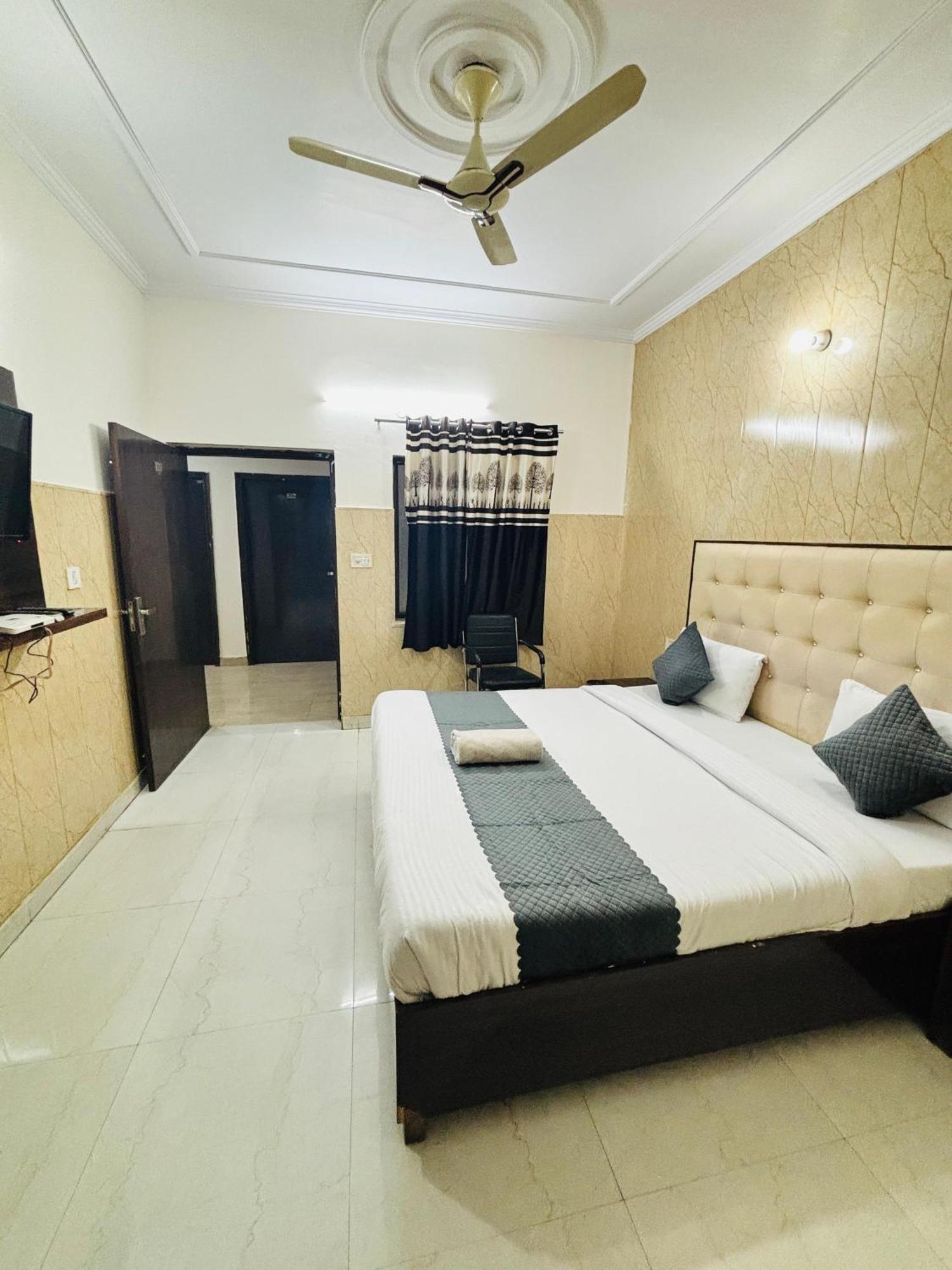 Hotel Kb Square Near Chandigarh Railway Station Værelse billede